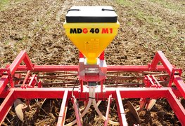 Der Multidosierer MDG 40 M1 aufgebaut auf einem Bodenbearbeitungsgerät